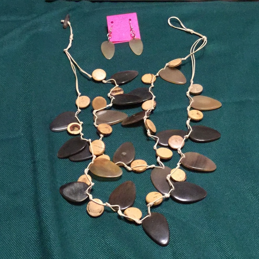 NATURAL/BROWN SHELL NECKLACE /EARRINGS 🌻